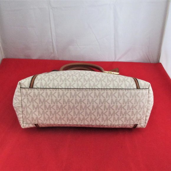 Michael Kors Sierra Signature Medium Messenger - Picture 13 of 13
